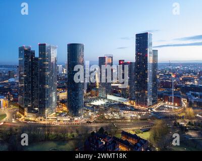 Antenne de Deansgate Square Manchester UK dans la zone bleue juste avant le lever du soleil.Deansgate Square South Tower, Banque D'Images