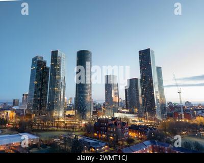 Antenne de Deansgate Square Manchester UK dans la zone bleue juste avant le lever du soleil.Deansgate Square South Tower, Banque D'Images