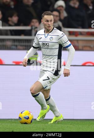 Milan, Italie. 25 février 2024. Teun Koopmeiners d'Atalanta lors du match de Serie A à Giuseppe Meazza, Milan. Le crédit photo devrait se lire : Jonathan Moscrop/Sportimage crédit : Sportimage Ltd/Alamy Live News Banque D'Images