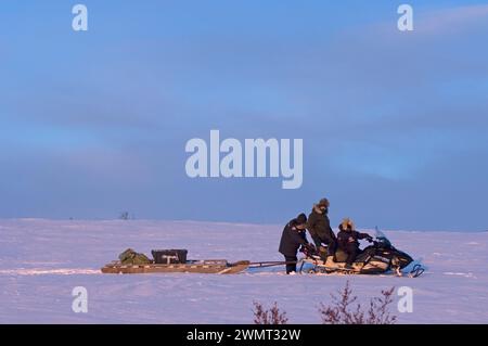 Inupiats machine à neige à l'extérieur de la ville arctique de Kotzebue se dirigeant vers aller pêcher Sheefish dans le district nord-ouest de l'Arctique de l'Alaska, États-Unis Banque D'Images