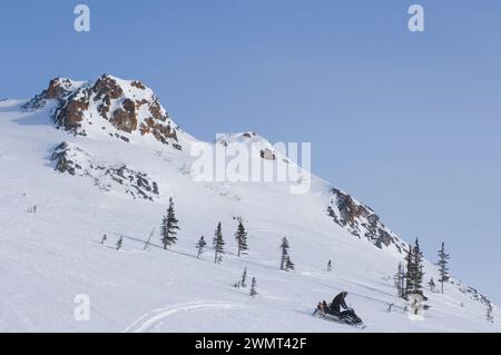 Guide Tim Cook alaskan pour l'usinage de neige à l'extérieur de la ville arctique de Kotzebue dans le district arctique nord-ouest de l'Alaska, États-Unis Banque D'Images