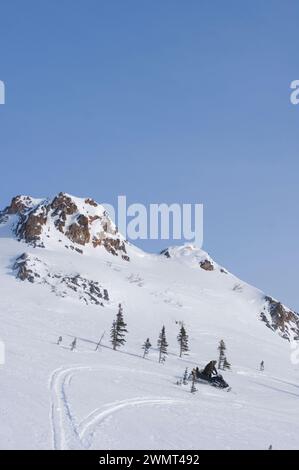 Guide Tim Cook alaskan pour l'usinage de neige à l'extérieur de la ville arctique de Kotzebue dans le district arctique nord-ouest de l'Alaska, États-Unis Banque D'Images