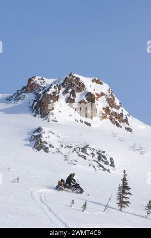 Guide Tim Cook alaskan pour l'usinage de neige à l'extérieur de la ville arctique de Kotzebue dans le district arctique nord-ouest de l'Alaska, États-Unis Banque D'Images
