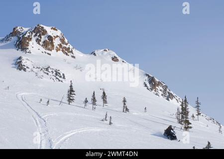 Guide Tim Cook alaskan pour l'usinage de neige à l'extérieur de la ville arctique de Kotzebue dans le district arctique nord-ouest de l'Alaska, États-Unis Banque D'Images