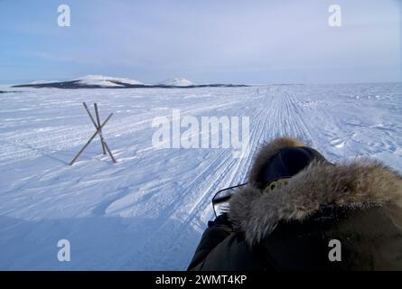 Guide Tim Cook alaskan pour l'usinage de neige à l'extérieur de la ville arctique de Kotzebue dans le district arctique nord-ouest de l'Alaska, États-Unis Banque D'Images