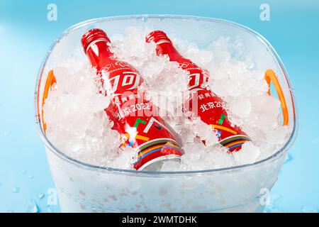 ZHONGSHAN GUANGDONG Chine-juillet 15 2023 : bouteille de Coca-Cola spécialement pour les Jeux olympiques d'hiver de Pékin 2022 avec de la glace dans un seau glacé. Banque D'Images