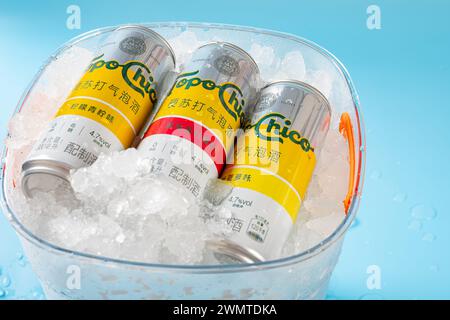 ZHONGSHAN GUANGDONG Chine-juillet 15 2023 : Coca-Colas produit Topo Chico Hard Seltzer avec de la glace dans un seau glacé, il mélange de l'eau pétillante purifiée, gluten-fr Banque D'Images