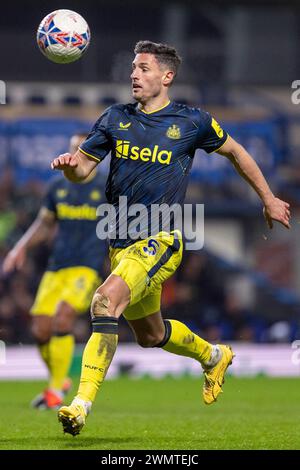 Blackburn, Royaume-Uni. 28 février 2024. Blackburn, Angleterre, 28 février 2024 Fabian Schär de Newcastle s'est Uni en action lors du match de football de la FA Cup entre Blackburn Rovers et Newcastle United à Elwood Park à Blackburn, en Angleterre. (Richard Callis/SPP) crédit : photo de presse sportive SPP. /Alamy Live News Banque D'Images