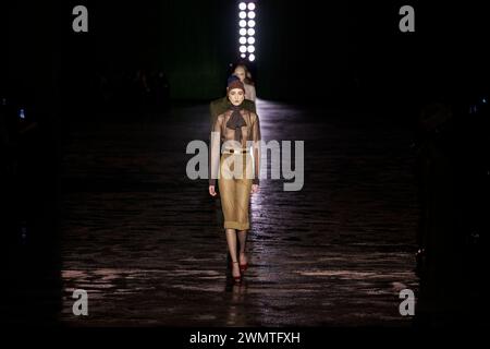 Paris, Frankreich. 27 février 2024. Défilé SAINT LAURENT automne/hiver 2024 pendant la Fashion week de Paris le 2024 février - Paris, France 27/02/2024 crédit : dpa/Alamy Live News Banque D'Images