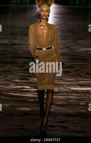 Paris, Frankreich. 27 février 2024. Défilé SAINT LAURENT automne/hiver 2024 pendant la Fashion week de Paris le 2024 février - Paris, France 27/02/2024 crédit : dpa/Alamy Live News Banque D'Images