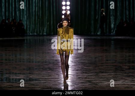 Paris, Frankreich. 27 février 2024. Défilé SAINT LAURENT automne/hiver 2024 pendant la Fashion week de Paris le 2024 février - Paris, France 27/02/2024 crédit : dpa/Alamy Live News Banque D'Images