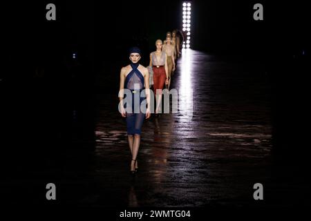 Paris, Frankreich. 27 février 2024. Défilé SAINT LAURENT automne/hiver 2024 pendant la Fashion week de Paris le 2024 février - Paris, France 27/02/2024 crédit : dpa/Alamy Live News Banque D'Images