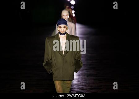 Paris, Frankreich. 27 février 2024. Défilé SAINT LAURENT automne/hiver 2024 pendant la Fashion week de Paris le 2024 février - Paris, France 27/02/2024 crédit : dpa/Alamy Live News Banque D'Images