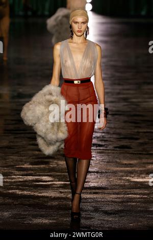 Paris, Frankreich. 27 février 2024. Défilé SAINT LAURENT automne/hiver 2024 pendant la Fashion week de Paris le 2024 février - Paris, France 27/02/2024 crédit : dpa/Alamy Live News Banque D'Images