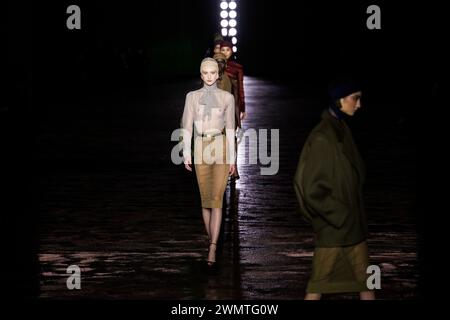 Paris, Frankreich. 27 février 2024. Défilé SAINT LAURENT automne/hiver 2024 pendant la Fashion week de Paris le 2024 février - Paris, France 27/02/2024 crédit : dpa/Alamy Live News Banque D'Images