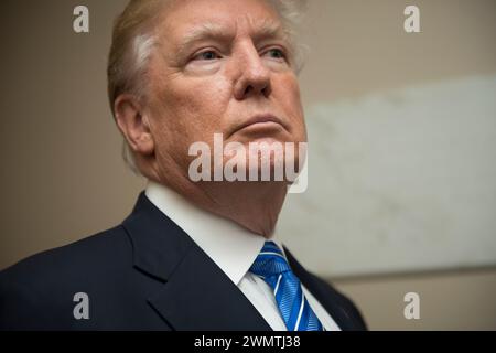 Le président Donald J. Trump au cimetière national d'Arlington le jour du souvenir, le 29 mai 2017, à Arlington, en Virginie. (ÉTATS-UNIS) Banque D'Images