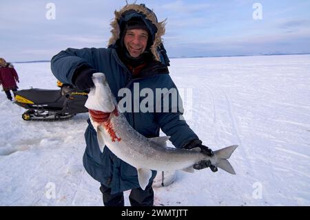 Steven kazlowski photographe de la nature guide pêche sur glace à la recherche de berefish sur le son de Kotzebue à l'extérieur de la ville du village de Kotzebue Sound Nord-Ouest Arctique A Banque D'Images