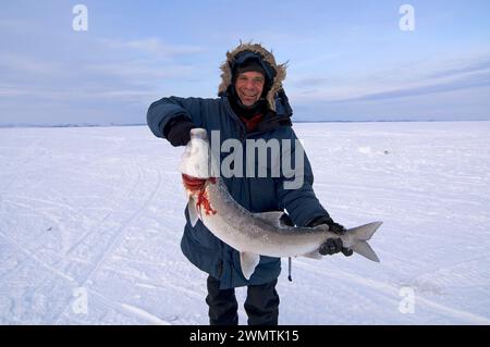 Steven kazlowski photographe de la nature guide pêche sur glace à la recherche de berefish sur le son de Kotzebue à l'extérieur de la ville du village de Kotzebue Sound Nord-Ouest Arctique A Banque D'Images