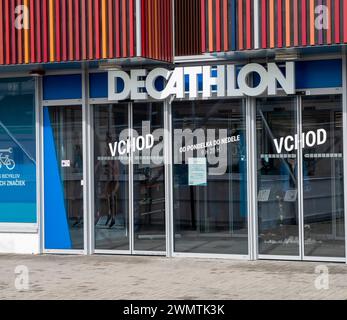 Nitra, Slovaquie - 24 février 2024 : entrée au magasin de sport Decathlon. Decathlon est le plus grand détaillant d’articles de sport au monde. Banque D'Images