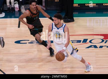 Washington, États-Unis. 27 février 2024. WASHINGTON, DC - FÉVRIER 27 : la garde des Golden State Warriors Klay Thompson (11 ans) dribble loin de la garde des Washington Wizards Jordan Poole (13 ans) lors d'un match NBA entre les Washington Wizards et les Golden State Warriors, le 27 février 2024, à Capital One Arena, à Washington, DC. (Photo de Tony Quinn/SipaUSA) crédit : Sipa USA/Alamy Live News Banque D'Images