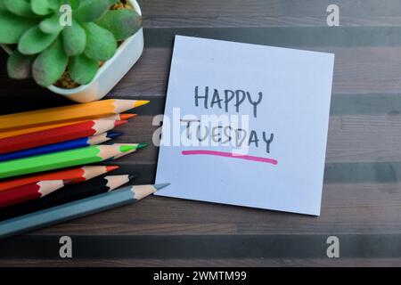 Concept de Happy Tuesday écrire sur des notes adhésives isolées sur la table en bois. Banque D'Images