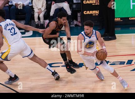 Washington, États-Unis. 27 février 2024. WASHINGTON, DC - FÉVRIER 27 : la garde des Golden State Warriors Klay Thompson (11 ans) dribble loin de la garde des Washington Wizards Jordan Poole (13 ans) lors d'un match NBA entre les Washington Wizards et les Golden State Warriors, le 27 février 2024, à Capital One Arena, à Washington, DC. (Photo de Tony Quinn/SipaUSA) crédit : Sipa USA/Alamy Live News Banque D'Images