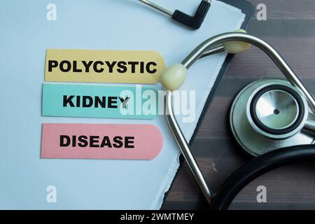 Concept de la maladie polykystique des reins écrire sur des notes adhésives avec stéthoscope isolé sur une table en bois. Banque D'Images