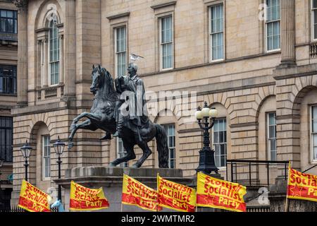 Édimbourg Écosse, bannières et drapeaux du parti socialiste écossais à côté de la statue du duc de Wellington et bâtiment des Archives nationales d'Écosse, Royaume-Uni, 2022 Banque D'Images