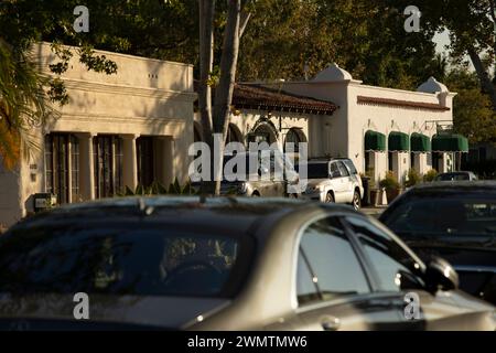 Rancho Santa Fe, Californie, États-Unis - 3 septembre 2022 : la lumière de l'après-midi brille sur les bâtiments de style renouveau de mission du centre-ville historique de Rancho Santa Fe. Banque D'Images