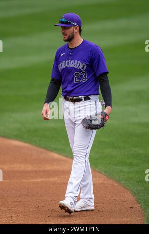 Kris Bryant (23 ans), premier joueur des Colorado Rockies, regarde entre les emplacements d'un match de la MLB contre les Dodgers de Los Angeles le lundi 26 février 2024, à Scottsdale, AZ. LA Dodgers a battu les Rockies du Colorado 9-4 (Marcus Wilkins/image of Sport) Banque D'Images