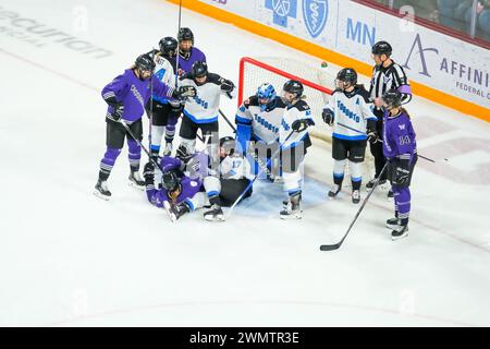 Minneapolis, Minnesota, États-Unis. 27 février 2024. Le défenseur du Minnesota DOMINIQUE KREMER (36 ans) et l’attaquante de Toronto SAMANTHA COAGN (17 ans) tombent sur la glace après un match de hockey de la PWHL entre le Minnesota et Toronto au 3M Arena de Mariucci à Minneapolis, Minnesota, le 27 février 2024. (Crédit image : © Steven Garcia/ZUMA Press Wire) USAGE ÉDITORIAL SEULEMENT! Non destiné à UN USAGE commercial ! Banque D'Images