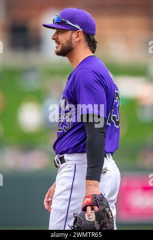 Kris Bryant (23 ans), premier joueur des Colorado Rockies, regarde lors de la première manche d'un match de pré-saison de la MLB contre les Dodgers de Los Angeles le lundi 26 février 2024, à Scottsdale, AZ. LA Dodgers a battu les Rockies du Colorado 9-4 (Marcus Wilkins/image of Sport) Banque D'Images