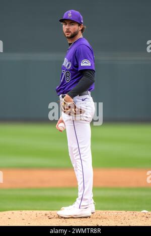 Jeff Criswell (78), lanceur des Colorado Rockies, prend la balle lors d'un match de pré-saison de la MLB contre les Dodgers de Los Angeles le lundi 26 février 2024, à Scottsdale, AZ. LA Dodgers a battu les Rockies du Colorado 9-4 (Marcus Wilkins/image of Sport) Banque D'Images