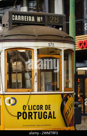 Célèbre tramway numéro 28, de près à Lisbonne, Portugal. 1er février 2024. Banque D'Images