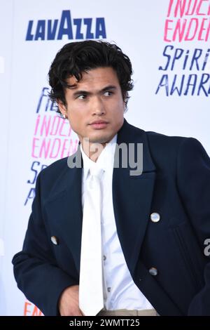 Santa Monica, Californie, États-Unis 25 février 2024 L'acteur Charles Melton assiste aux film Independent Spirit Awards 2024 le 25 février 2024 à Santa Monica, Californie, États-Unis. Photo de Barry King/Alamy Stock photo Banque D'Images