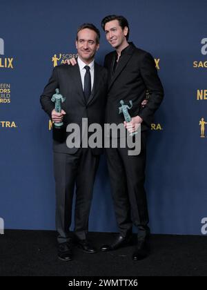 24 février 2024, Los Angeles, Californie, États-Unis : Matthew Macfadyen et Nicholas Braun, les gagnants du prix de la performance exceptionnelle d'un ensemble dans une série dramatique pour 'succession' posent dans la salle de presse lors de la 30e cérémonie annuelle Screen Actors Guild Awards. (Crédit image : © Billy Bennight/ZUMA Press Wire) USAGE ÉDITORIAL SEULEMENT! Non destiné à UN USAGE commercial ! Banque D'Images