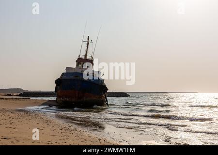 Naufrage d'un cargo débarqué sur la plage d'Al Hamriyah à Umm Al Quwain, Émirats arabes Unis. Banque D'Images