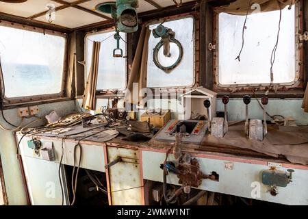 Pont de cargo abandonné et démoli vue intérieure avec leviers de commande des gaz, dispositifs de communication et équipement, naufrage échoué aux Émirats arabes Unis Banque D'Images