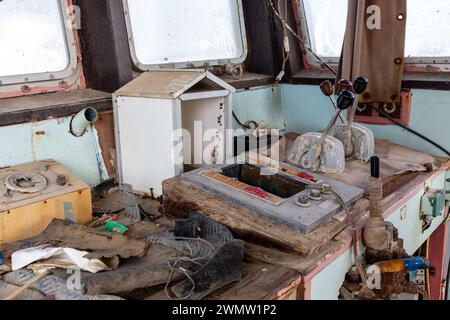 Pont de cargo abandonné et démoli vue intérieure avec leviers de commande des gaz, dispositifs de communication et équipement, naufrage échoué aux Émirats arabes Unis Banque D'Images