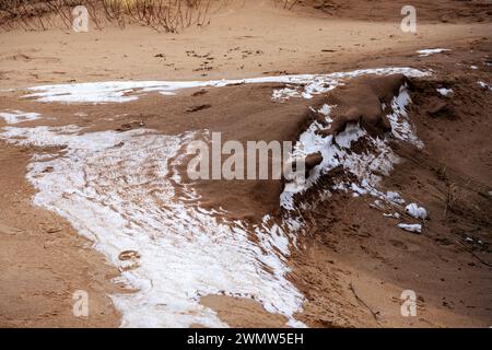 Les dunes de sable sur le parcours ont encore de la neige hivernale Banque D'Images