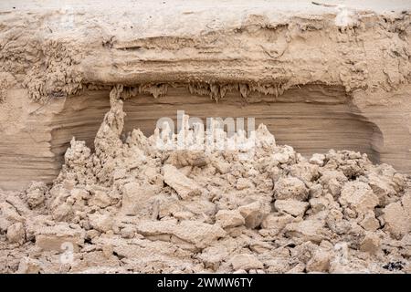 Dunes lavées à l'eau sur la rive de la mer Baltique sous la forme de petits châteaux de sable Banque D'Images