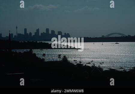 Silhouette d'horizon avec Harbour Bridge au crépuscule, prise en 1995, Sydney, Australie Banque D'Images