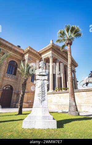 Statue de Giuspette Verdi devant le Teatro Massimo à Palerme Sicile Italie Banque D'Images