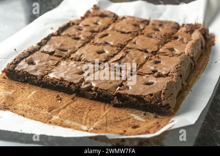 Brownies au chocolat sur des emballages en papier sur une table Banque D'Images