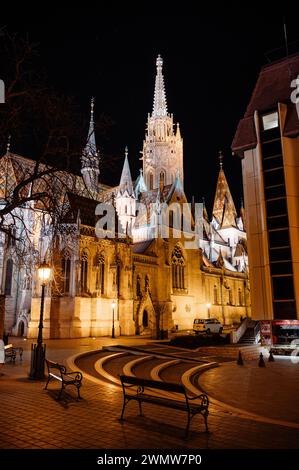 Église Matthias illuminée (Mátyás Templom) la nuit à Budapest, Hongrie Banque D'Images