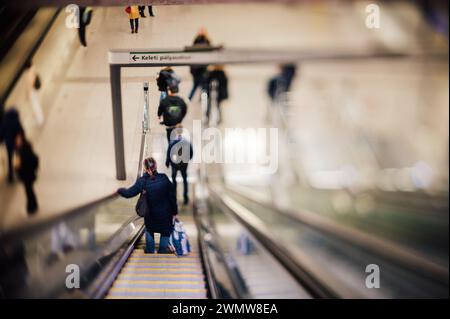 Des gens sur un escalier roulant à la station de métro de Budapest, Hongrie Banque D'Images