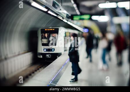 Les gens attendent le métro à la gare de Budapest, Hongrie Banque D'Images