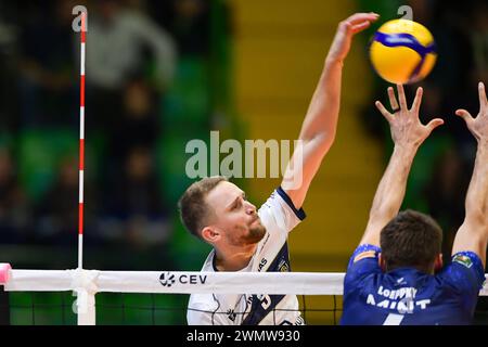 Monza, Italie. 27 février 2024. Attaque de Bartlomiej Boladz (Projekt Warszawa) lors de la finale - Vero volley Monza vs Projekt Warszawa, match de la Coupe du défi de volleyball masculin à Monza, Italie, février 27 2024 crédit : Agence photo indépendante/Alamy Live News Banque D'Images