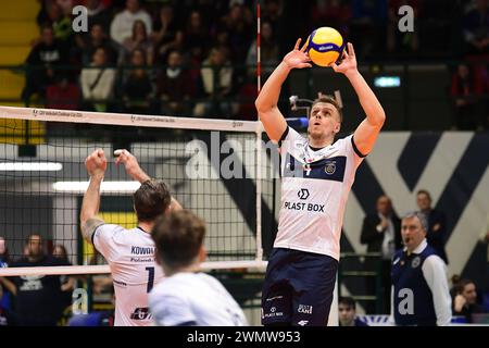 Monza, Italie. 27 février 2024. Maciej Stepien (Projekt Warszawa) en finale - Vero volley Monza vs Projekt Warszawa, match de la Coupe du défi de volleyball masculin à Monza, Italie, février 27 2024 crédit : Agence photo indépendante/Alamy Live News Banque D'Images