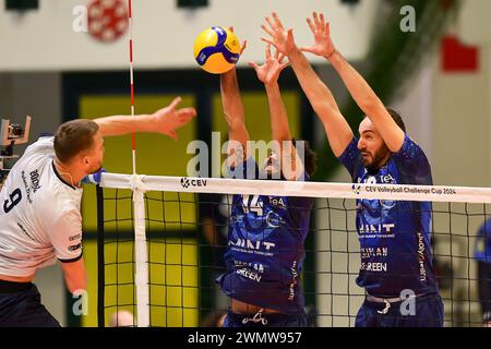 Monza, Italie. 27 février 2024. Bartlomiej Boladz (Projekt Warszawa) bloqué en finale - Vero volley Monza vs Projekt Warszawa, match de la Coupe du défi de volleyball masculin à Monza, Italie, février 27 2024 crédit : Agence photo indépendante/Alamy Live News Banque D'Images